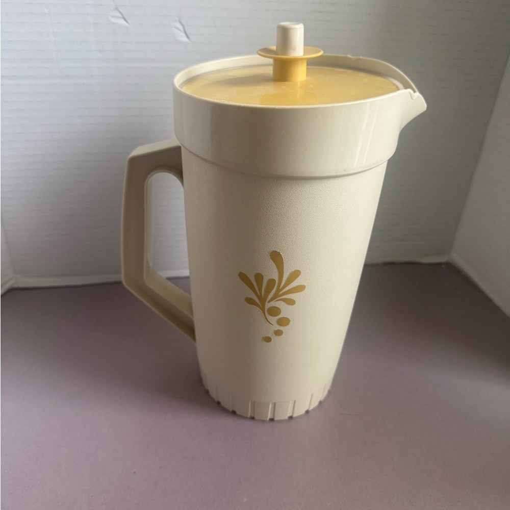 Vintage Tupperware Pitcher 1 Quart Almond
